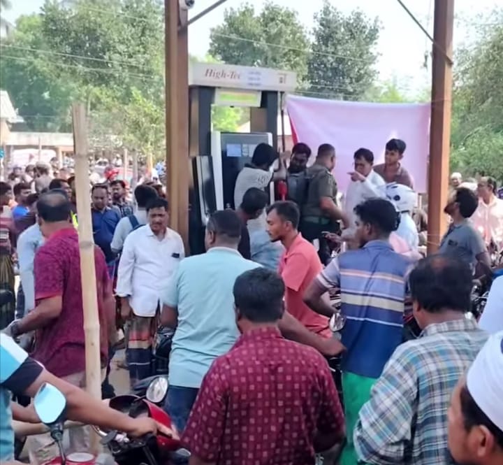 কুষ্টিয়ার দৌলতপুরে প্রভাবশালীদের তেল নেওয়াকে কেন্দ্র করে হট্টগোল, পুলিশ আহত