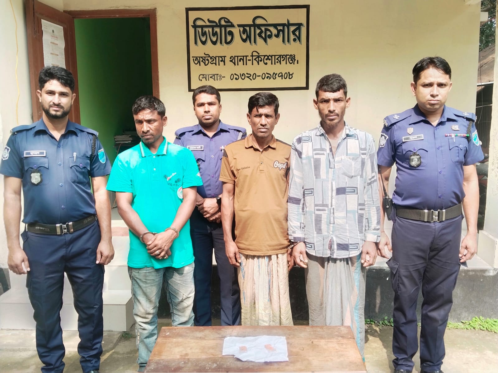 অষ্টগ্রামে ৯৮ পিস ইয়াবাসহ ৩ মাদক ব্যবসায়ী গ্রেফতার