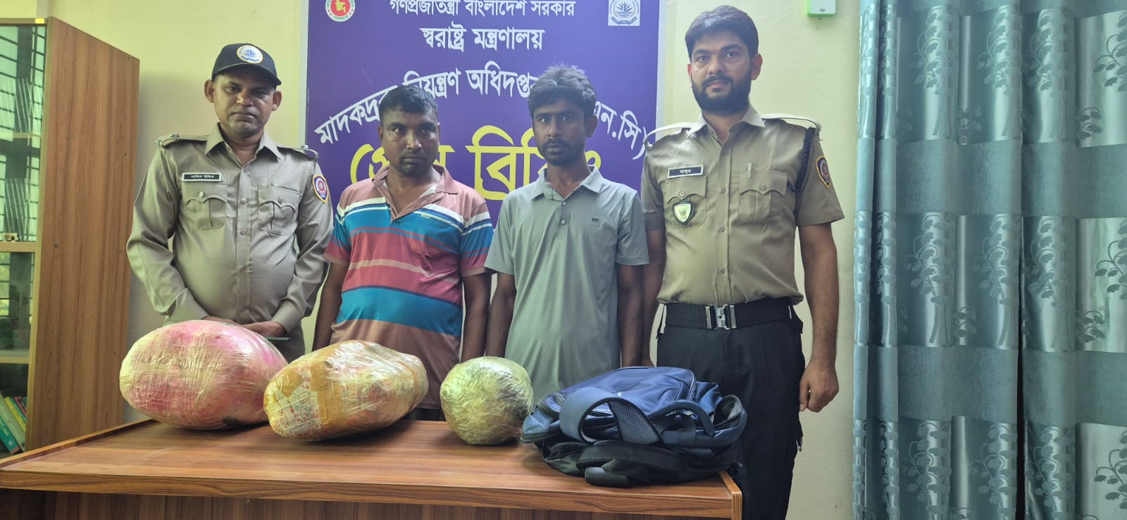 নাটোরে বাসে অভিযান, ৭ কেজি গাঁজাসহ আটক ২