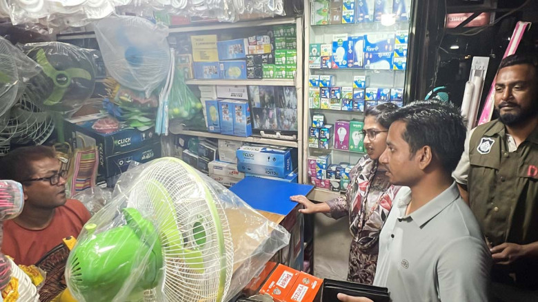 যশোরে সরকারি নির্দেশনা বাস্তবায়নে ভ্রাম্যমাণ আদালতের অভিযান: ৬টার পর দোকান খুললে জেল-জরিমানা