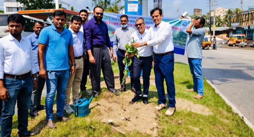 বরিশালে মহাসড়কের ডিভাইডারে বৃক্ষরোপণ কার্যক্রম শুরু