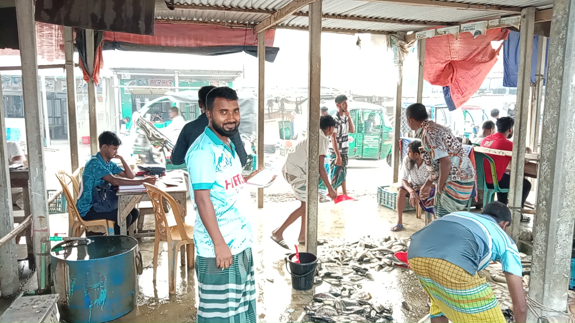 নিকলীতে নতুন বাজার মাছের আড়তে প্রতিদিন বেচাকেনা হয় প্রায় অর্ধকোটি টাকার মাছ