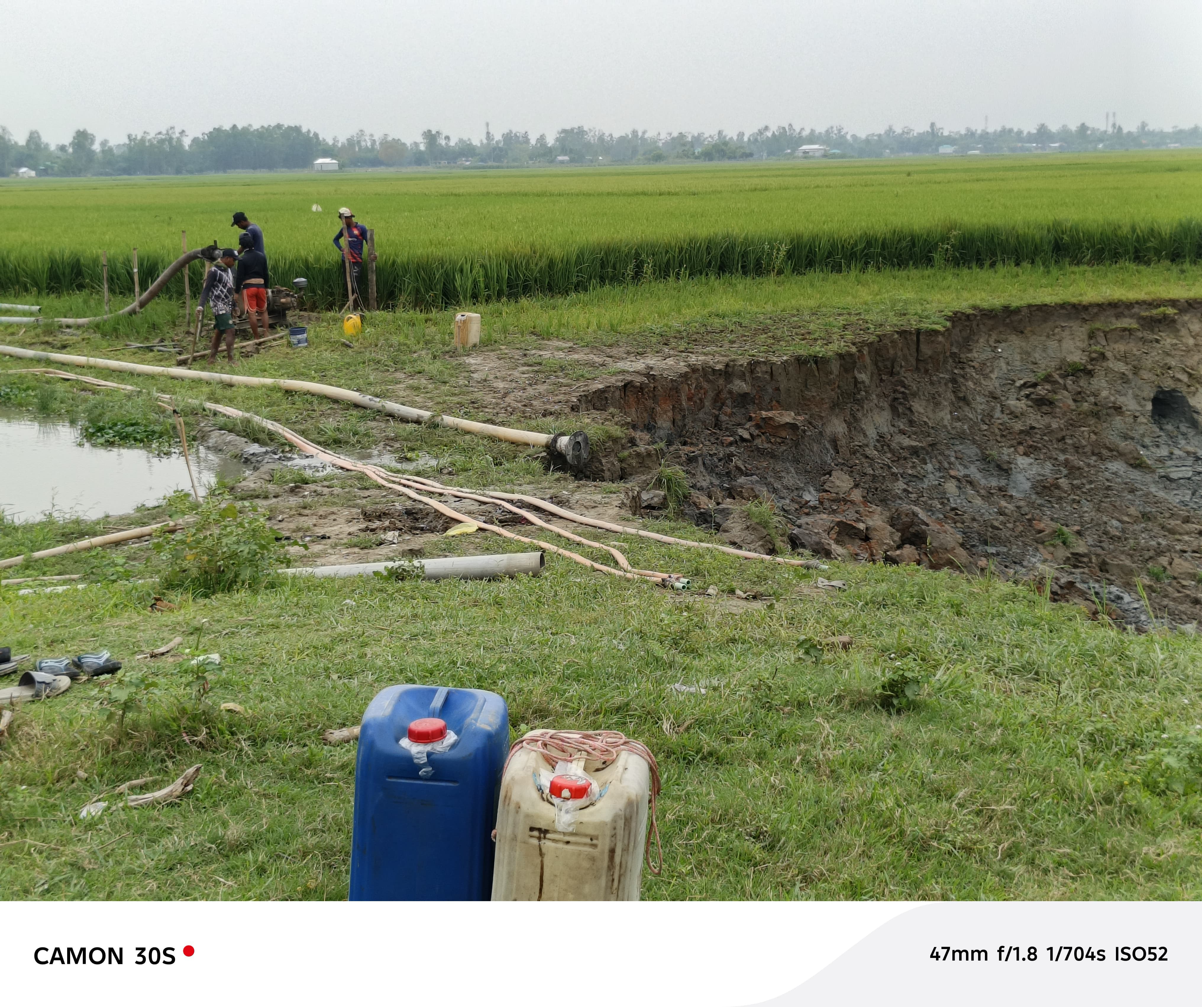 সরকারি খাস জমিতে অবৈধ ড্রেজার:ফসলি জমি হুমকির মুখে, প্রশাসনের হস্তক্ষেপ কামনা