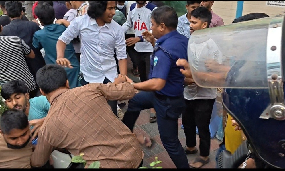 লক্ষ্মীপুরে পুলিশের সাথে বৈষম্যবিরোধী ছাত্র আন্দোলনের নেতাকর্মীদের সংঘর্ষ,ওসি সহ আহত ৮