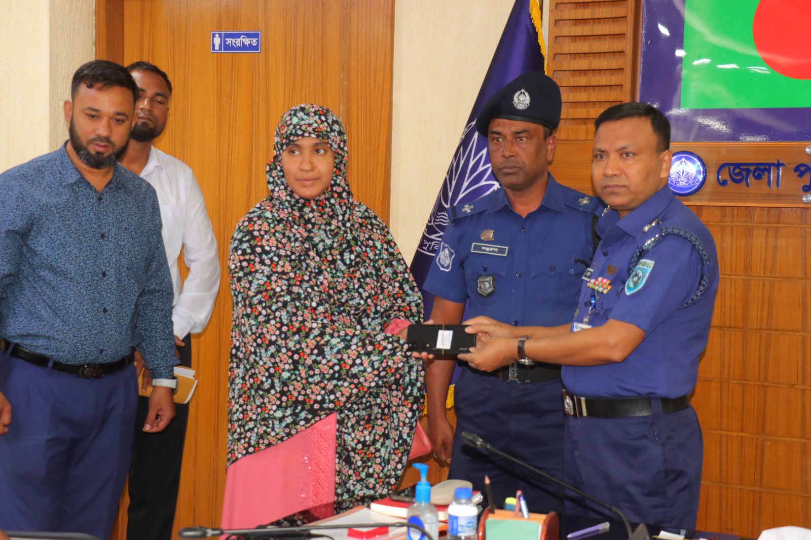 হারিয়ে যাওয়া ২৬টি মোবাইল উদ্ধার, মালিকদের হাতে তুলে দিল রংপুর জেলা পুলিশ