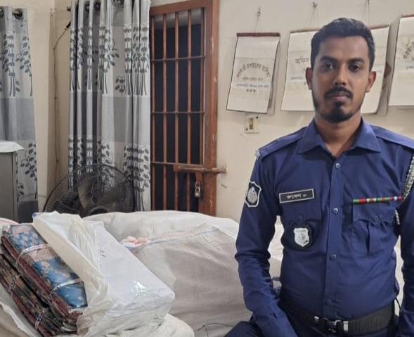 ট্রেন থেকে ৫৪ লাখ টাকার শাড়ি জব্দ