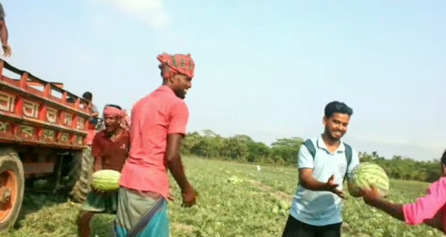 খুলনার কয়রায় তরমুজ পরিবহনে চাঁদাবাজির অভিযোগ