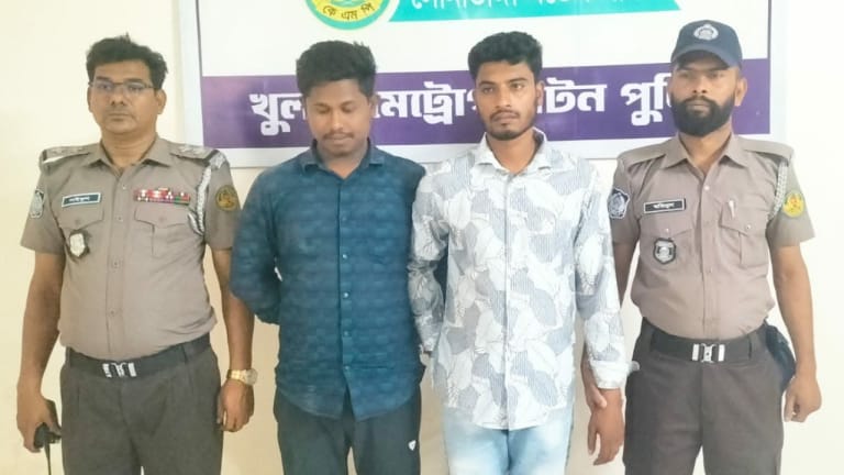 খুলনায় বিদেশি পিস্তলসহ দুই যুবক আটক! এলাকায় চাঞ্চল্য