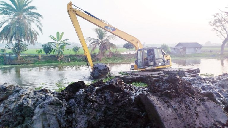 জ্বালানি সংকটে খুলনায় খাল খনন বন্ধ, ১৪ স্কেভেটর অচল