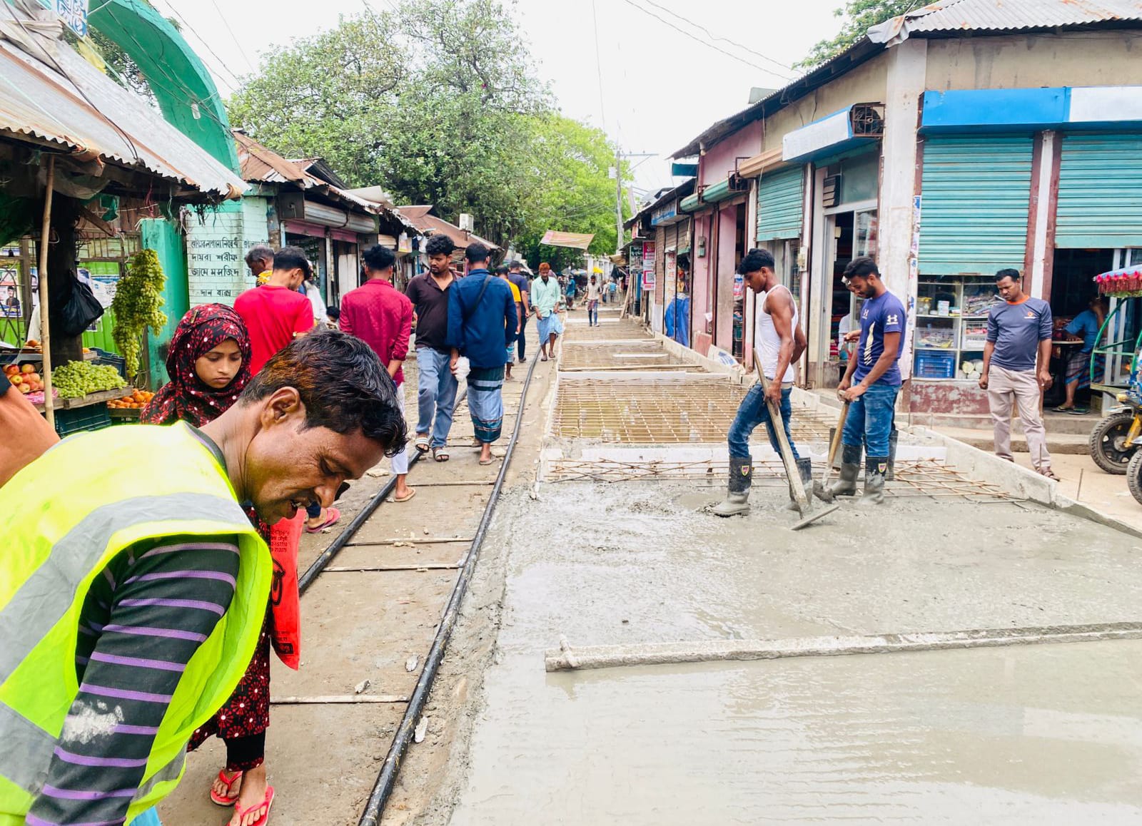 রামগতিতে রাস্তায় আরসিসি ঢালাইয়ে অনিয়মের অভিযোগ