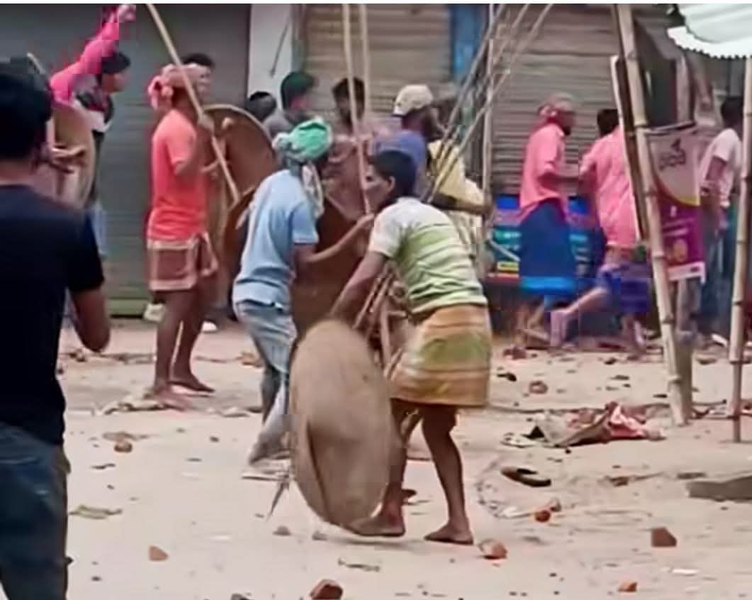 লোহাগড়ায় সেকালের অস্ত্র নিয়ে দুই গ্রামবাসীর মধ্যে সংঘর্ষ