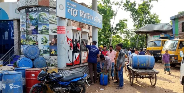 সুতিঘাটায় নুর পাম্পের 'ড্রাম বাণিজ্যে' বিপাকে কৃষক ও চালকরা