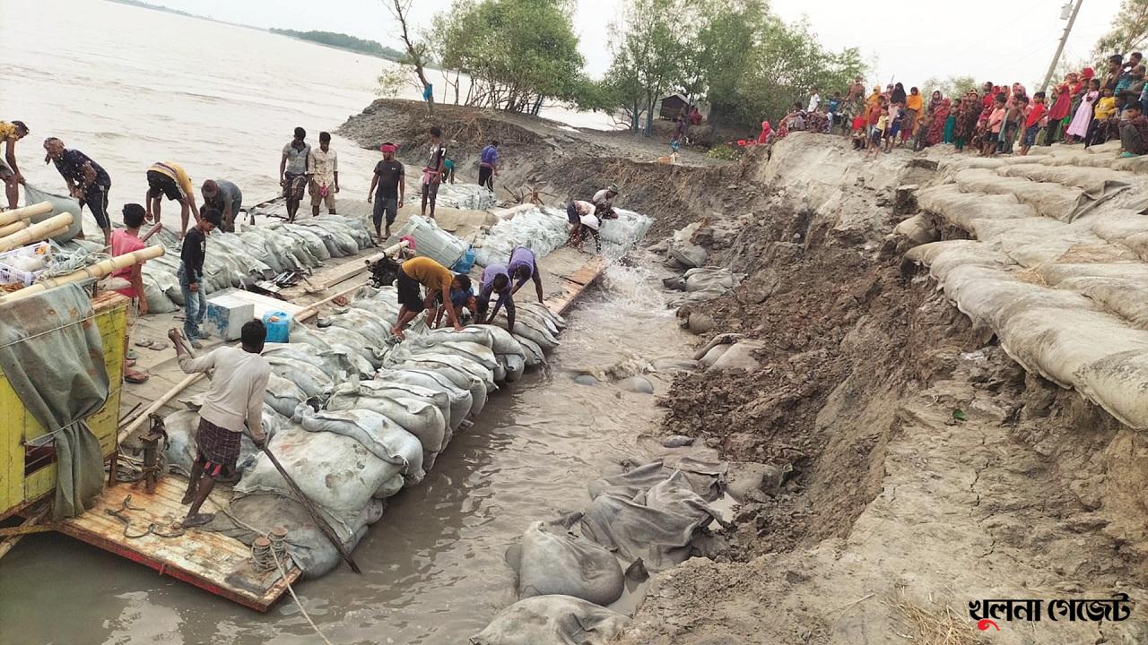 সাতক্ষীরার আশাশুনিতে বেড়িবাঁধ ভাঙন: জরুরি ভিত্তিতে জিও ব্যাগ ডাম্পিং শুরু