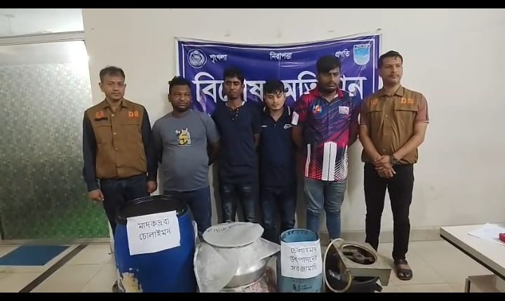 ডিবির বিশেষ অভিযানে একটি  মোটরসাইকেল এবং  চোলাই মদ চারজন আটক