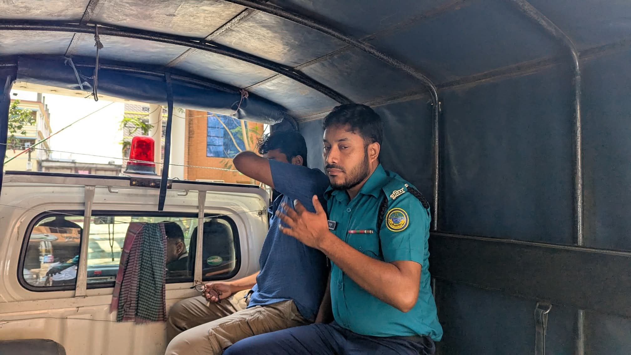 ভর্তি পরীক্ষায় বহিষ্কার হয়ে ববির ৪ স্টাফকে মারধর, পরীক্ষার্থীকে পুলিশে সোপর্দ