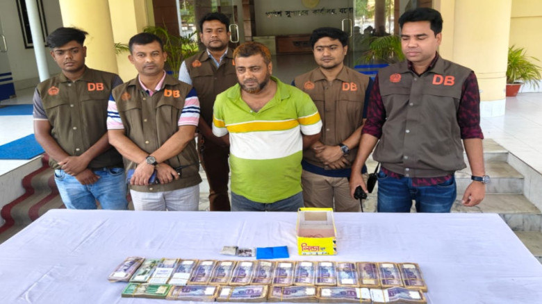 জুতার র‍্যাকে মিলল ১৬ লাখ, বিপুল টাকাসহ ঝিকরগাছায় মাদক কারবারি গ্রেপ্তার।