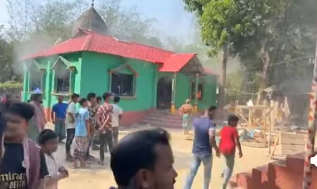 কুষ্টিয়ার দৌলতপুরে কথিত ভণ্ড পীরের আস্তানায় হামলা-অগ্নিসংযোগ,মারধরে নিহত পীর
