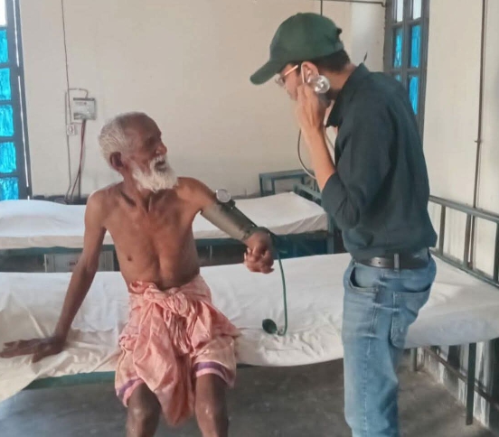 হাট-বাজারে পড়ে থাকা নাম পরিচয়হীন বৃদ্ধ কে উদ্ধার করে হাসপাতালে ভর্তি