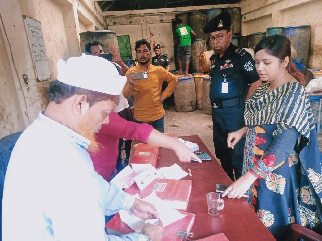 ব্রাহ্মণবাড়িয়ায় অবৈধভাবে ভোজ্য তেল মজুদ ও অতিরিক্ত দামে বিক্রির দায়ে তিন দোকানিকে জরিমানা