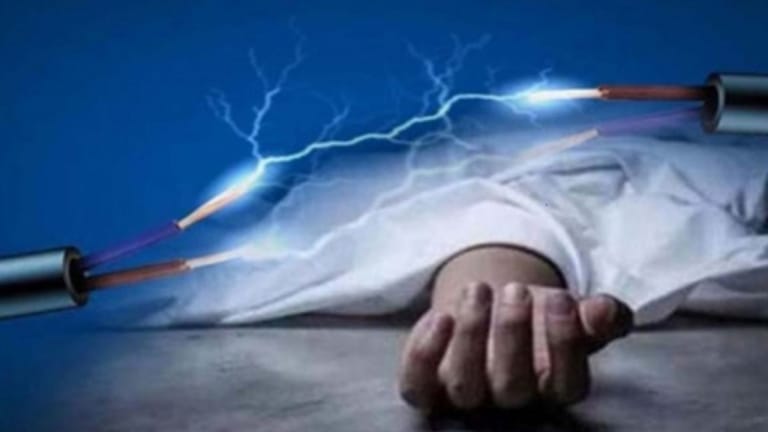 ফুলতলায় থাই গ্লাস লাগাতে গিয়ে বিদ্যুৎস্পৃষ্ট হয়ে যুবকের মৃত্যু
