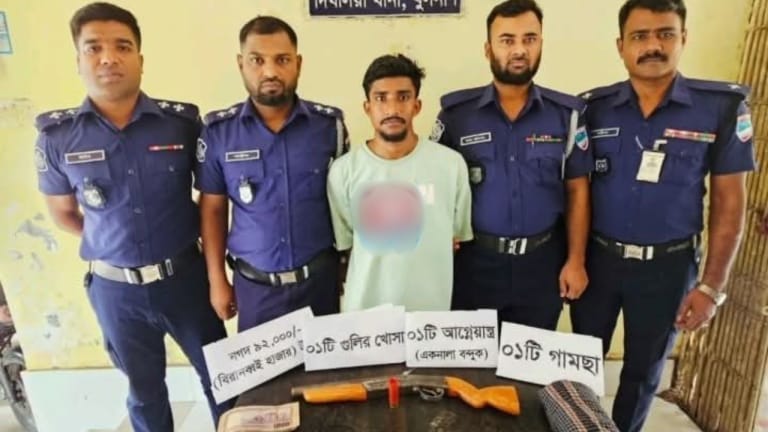 দিঘলিয়ায় হত্যা মামলার আসামি আটক, বন্দুক ও টাকা উদ্ধার