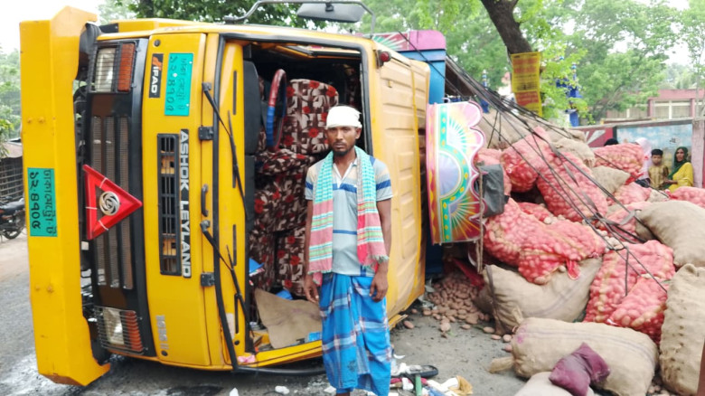 যশোরে চাকা ফেটে আলুভর্তি ট্রাক উল্টে রণক্ষেত্র মহাসড়ক: চালক-হেলপার আহত