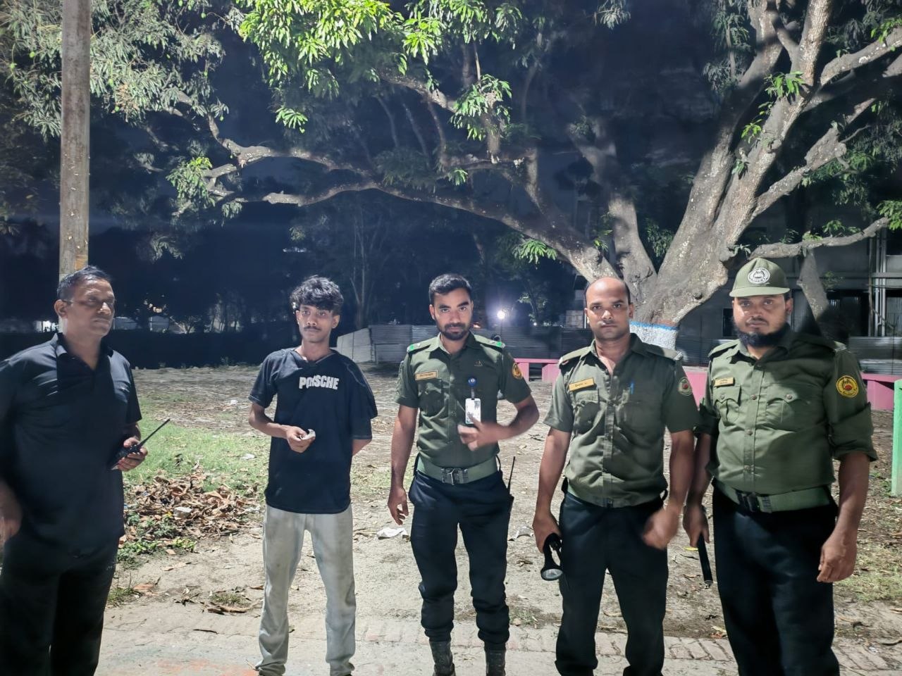 রুয়েটে আনসারের অভিযানে গাঁজাসহ বহিরাগত যুবক গ্রেপ্তার