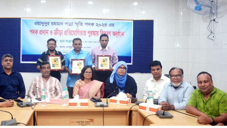 খুলনা প্রেসক্লাবে ‘ওয়াদুদুর রহমান পান্না স্মৃতি পদক-২০২৪’ প্রদান