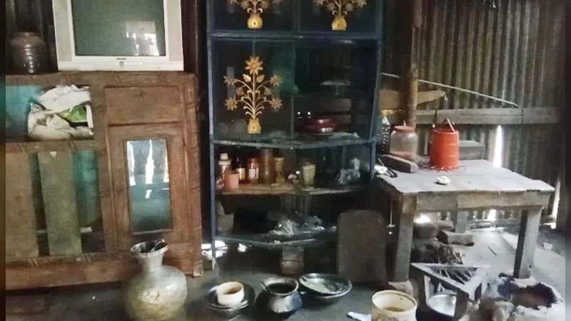 গৌরীপুরে পাগলীর সঙ্গে কিশোরের ছবি তোলাকে কেন্দ্র করে হামলা ও ভাঙচুর