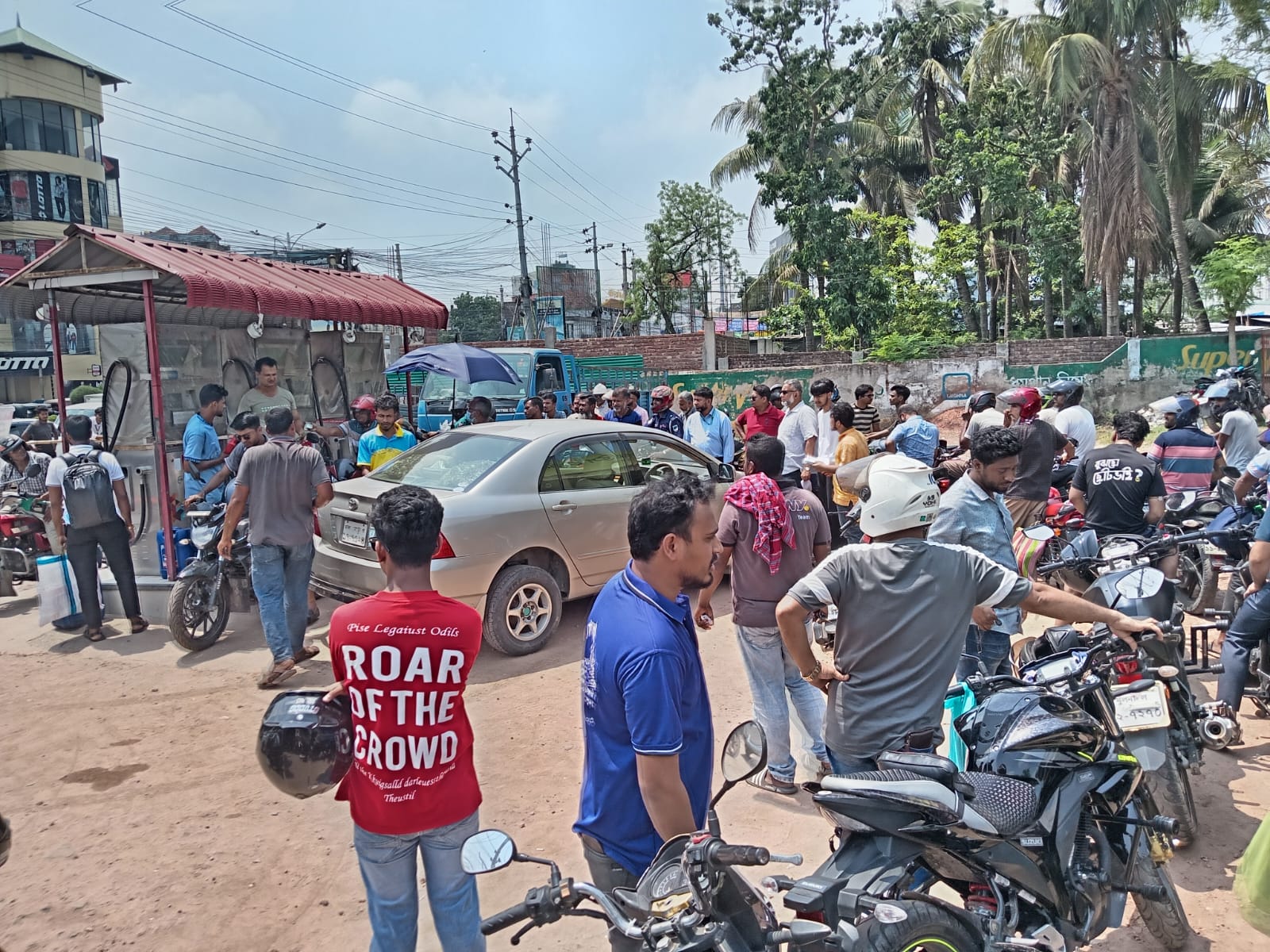 জ্বালানি তেল যেন ‘সোনার হরিণ’, খুলনায় পাম্পে দীর্ঘ লাইন-হাহাকার