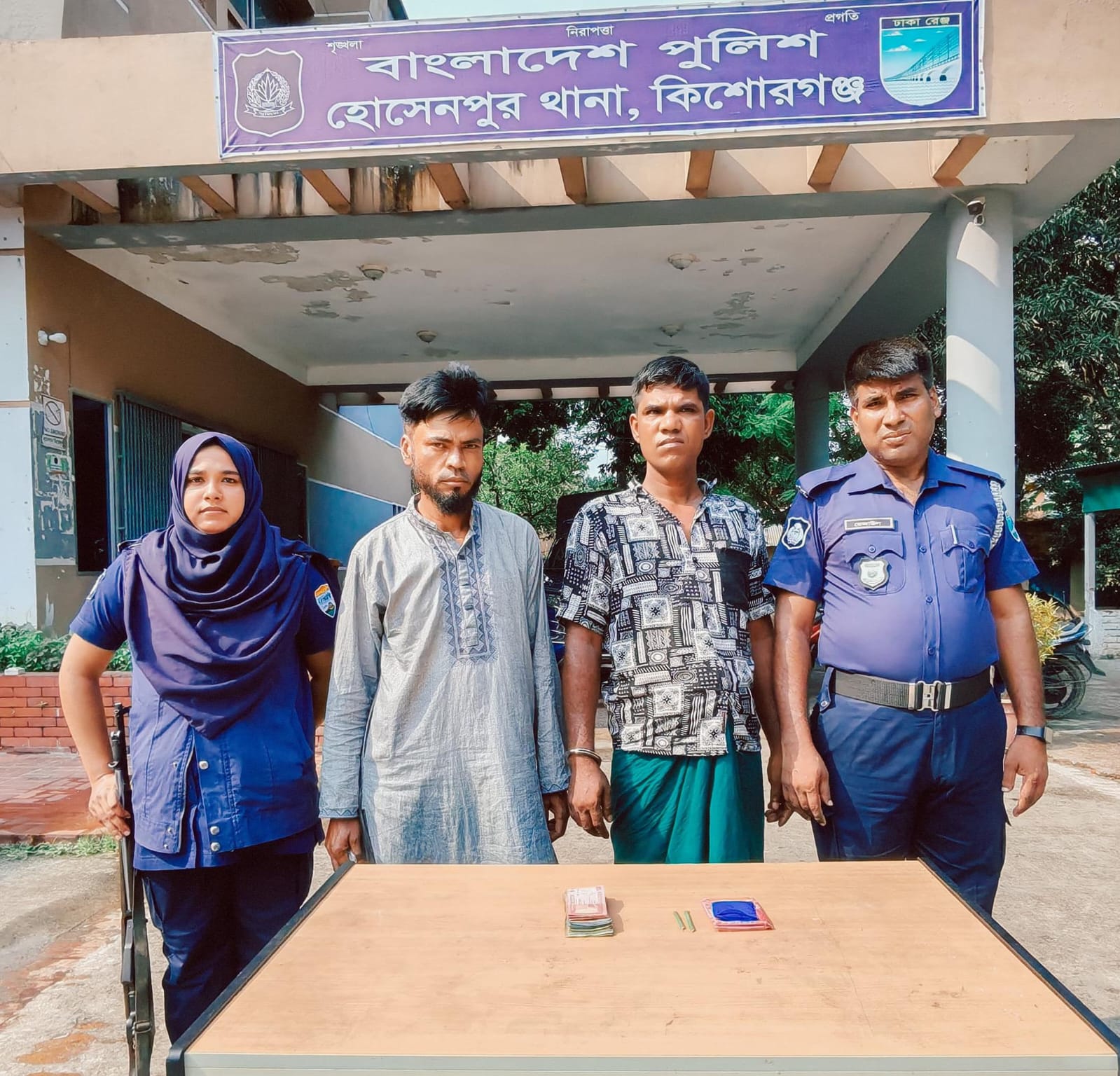 হোসেনপুরে পুলিশের অভিযানে ২৪ পিস ইয়াবাসহ দুই মাদক কারবারি গ্রেফতার