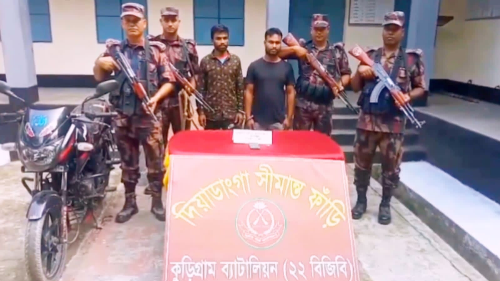 কুড়িগ্রামে চোরাচালানবিরোধী অভিযানে বড় সাফল্য, অর্ধকোটি টাকার পণ্যসহ আটক দুই