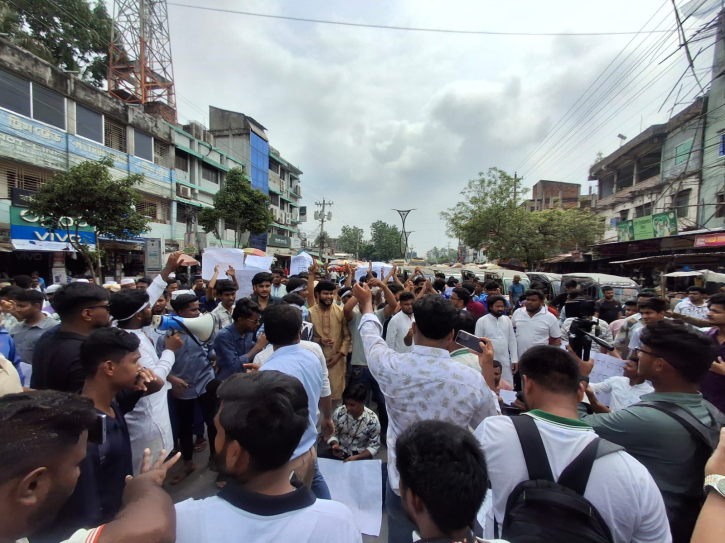 বেনাপোলে আধুনিক হাসপাতাল নির্মাণের দাবিতে গণ-বিক্ষোভ ও ৩ দফা দাবি পেশ