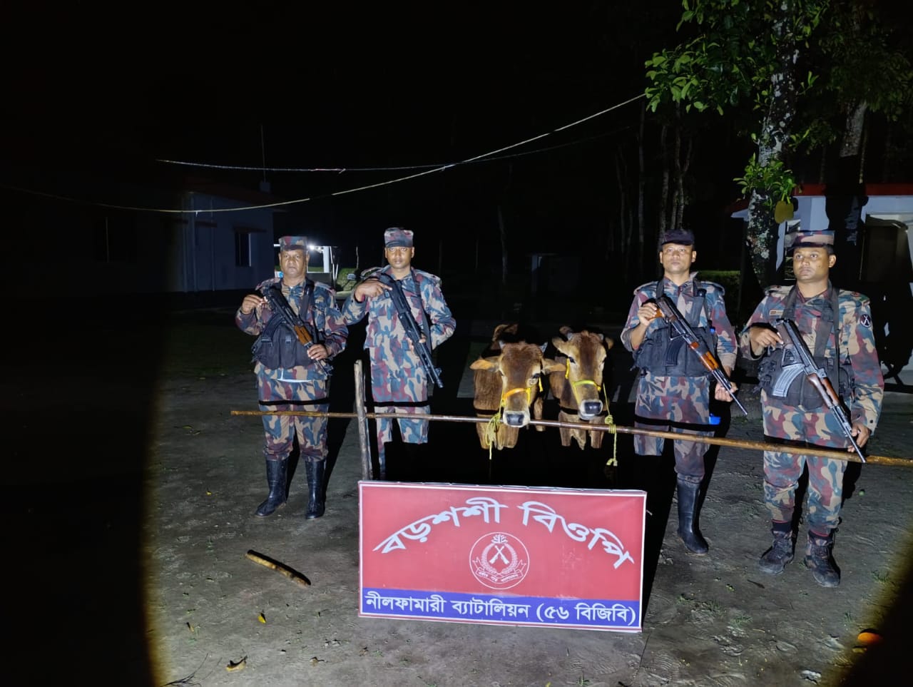 পঞ্চগড়ে সীমান্ত এলাকা থেকে প্রায় ২ লাখ টাকার ভারতীয় শাড়ি সহ গরু জব্দ