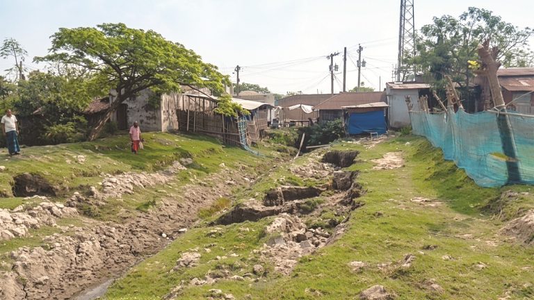 ডুমুরিয়ায় খাল খননে অনিয়মের অভিযোগ, অর্থ আত্মসাতের দাবি এলাকাবাসীর