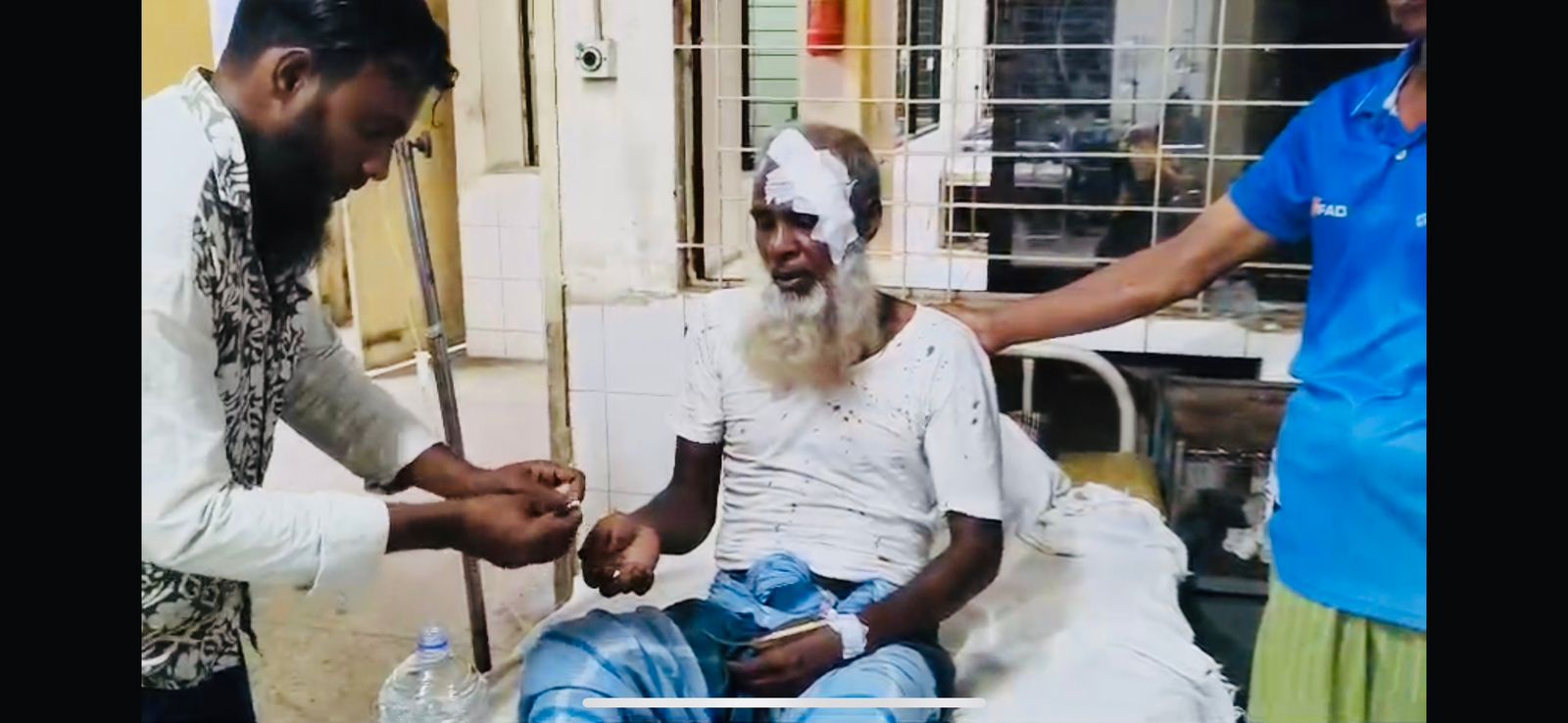 চাঁদা না দেওয়ায় চায়ের দোকানদারকে ছুরিকাঘাত