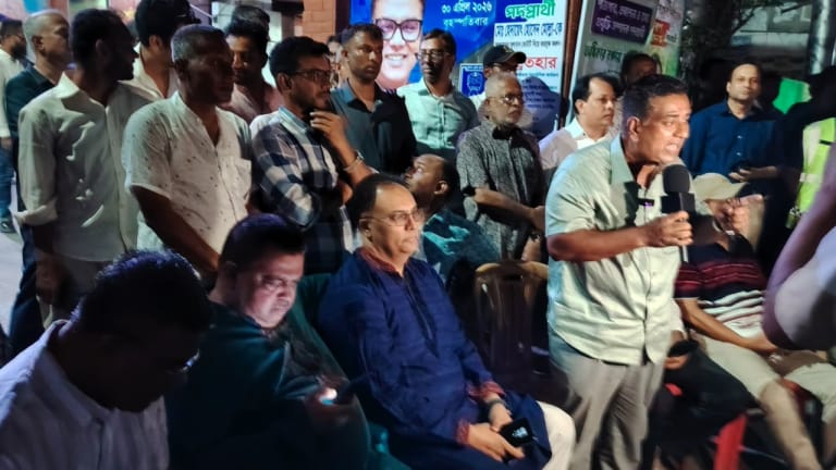 খুলনা প্রেসক্লাবে ঢুকে সাংবাদিকদের ওপর হামলা, সড়ক অবরোধে প্রতিবাদ