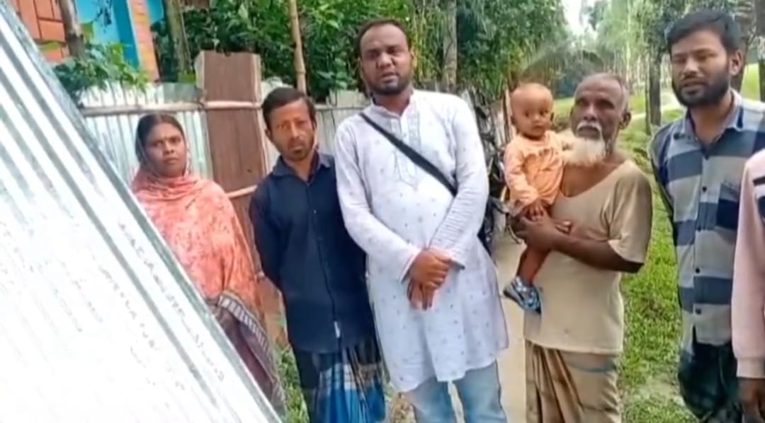 কুড়িগ্রামে অসহায় দুঃস্থ ২টি পরিবারের মাঝে ঘর নির্মাণ সামগ্রী বিতরণ