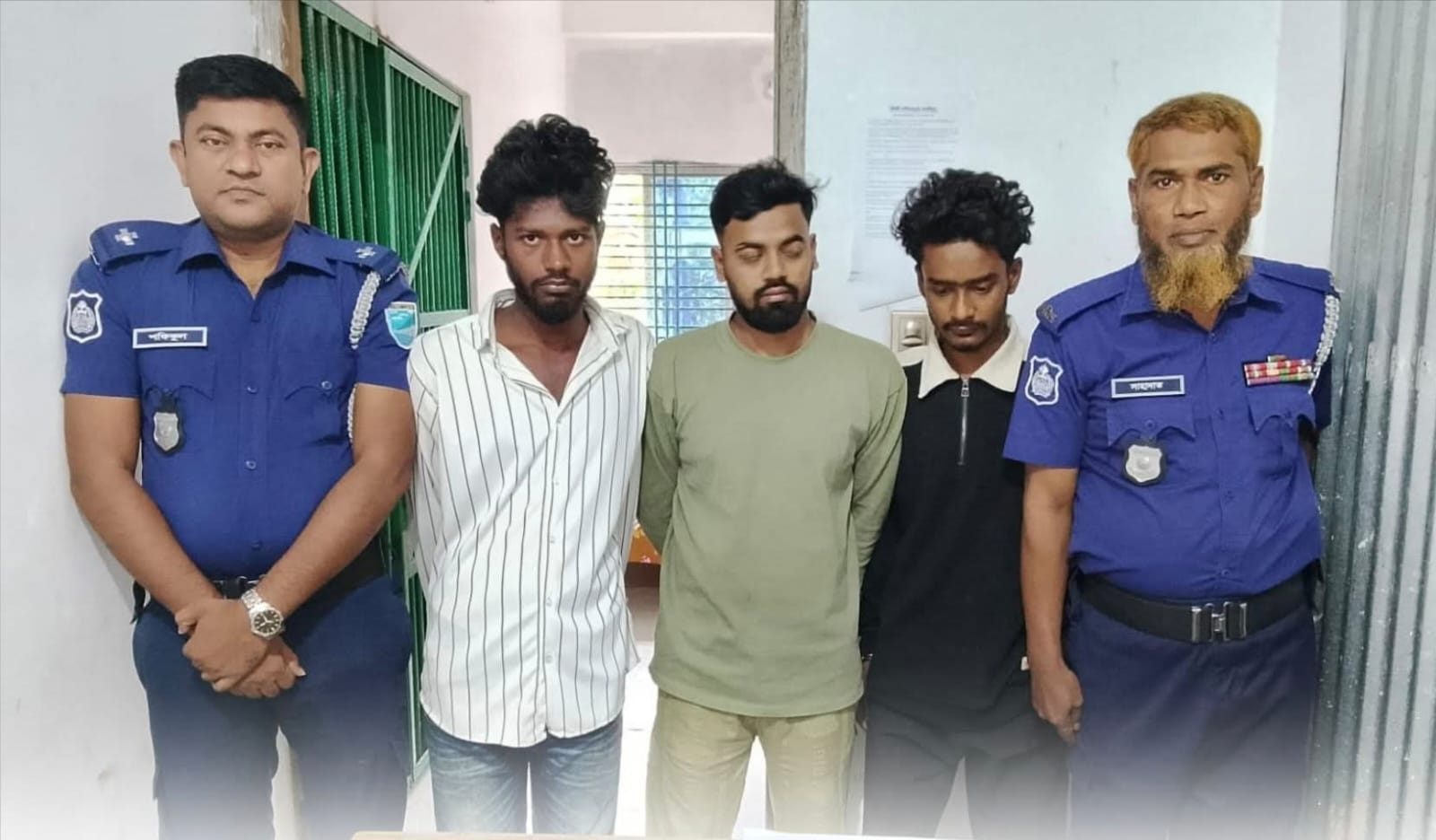 সোনারগাঁয়ে পুলিশের বিশেষ অভিযান: ১৫০ পুরিয়া হেরোইনসহ ৩ জন আটক
