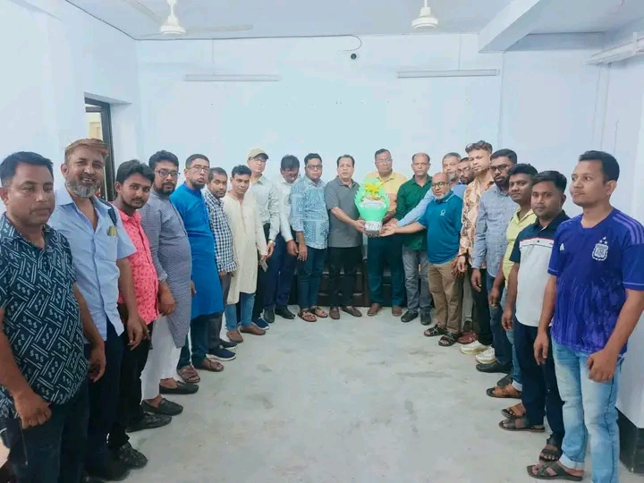 খুলনা প্রেসক্লাবের নবনির্বাচিত কমিটিকে টিভি ক্যামেরা জার্নালিস্টদের ফুলেল শুভেচ্ছা