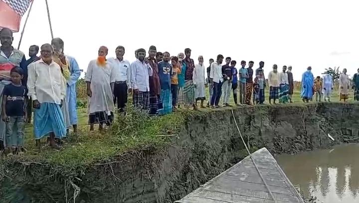 ভূরুঙ্গামারীতে দুধকুমার নদীর ভাঙন রোধে সরকারের হস্তক্ষেপ কামনায় মানববন্ধন