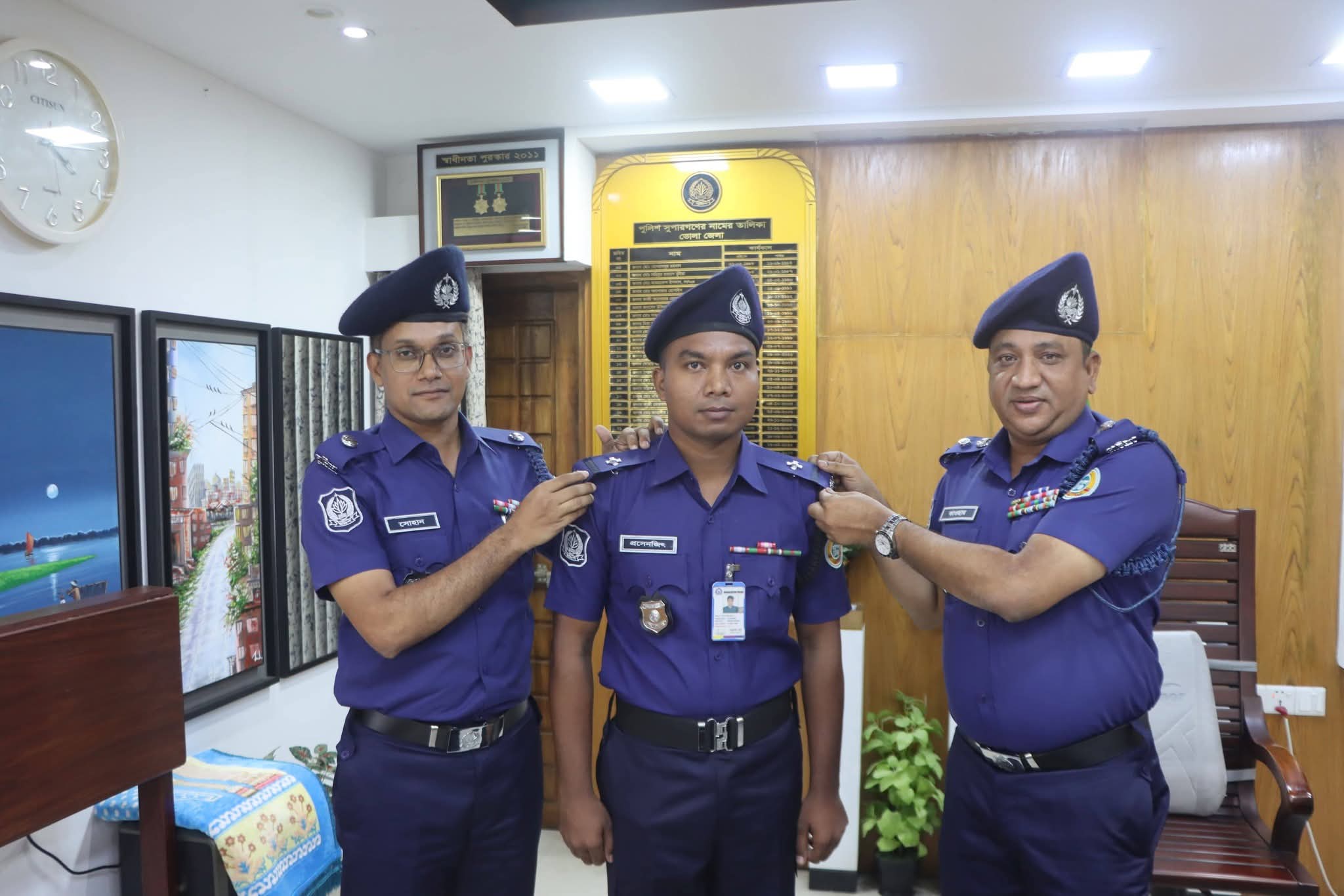 পদোন্নতিপ্রাপ্ত পুলিশ সদস্যকে র‍্যাংক ব্যাজ পরিয়ে সম্মাননা