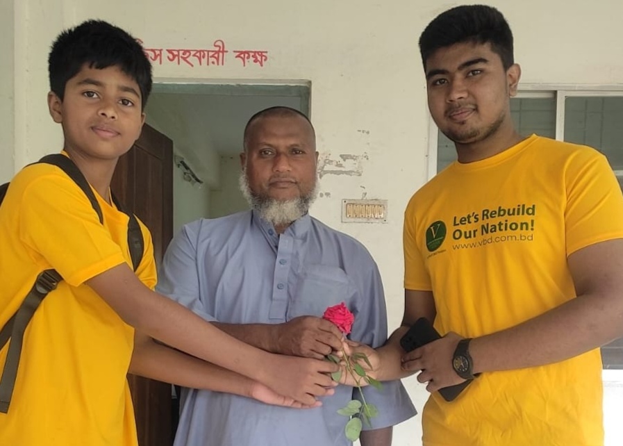 মে দিবসে ব্যতিক্রমী উদ্যোগ: তাড়াইলে শ্রমজীবীর হাতে ফুল তুলে দিলো তরুণরা