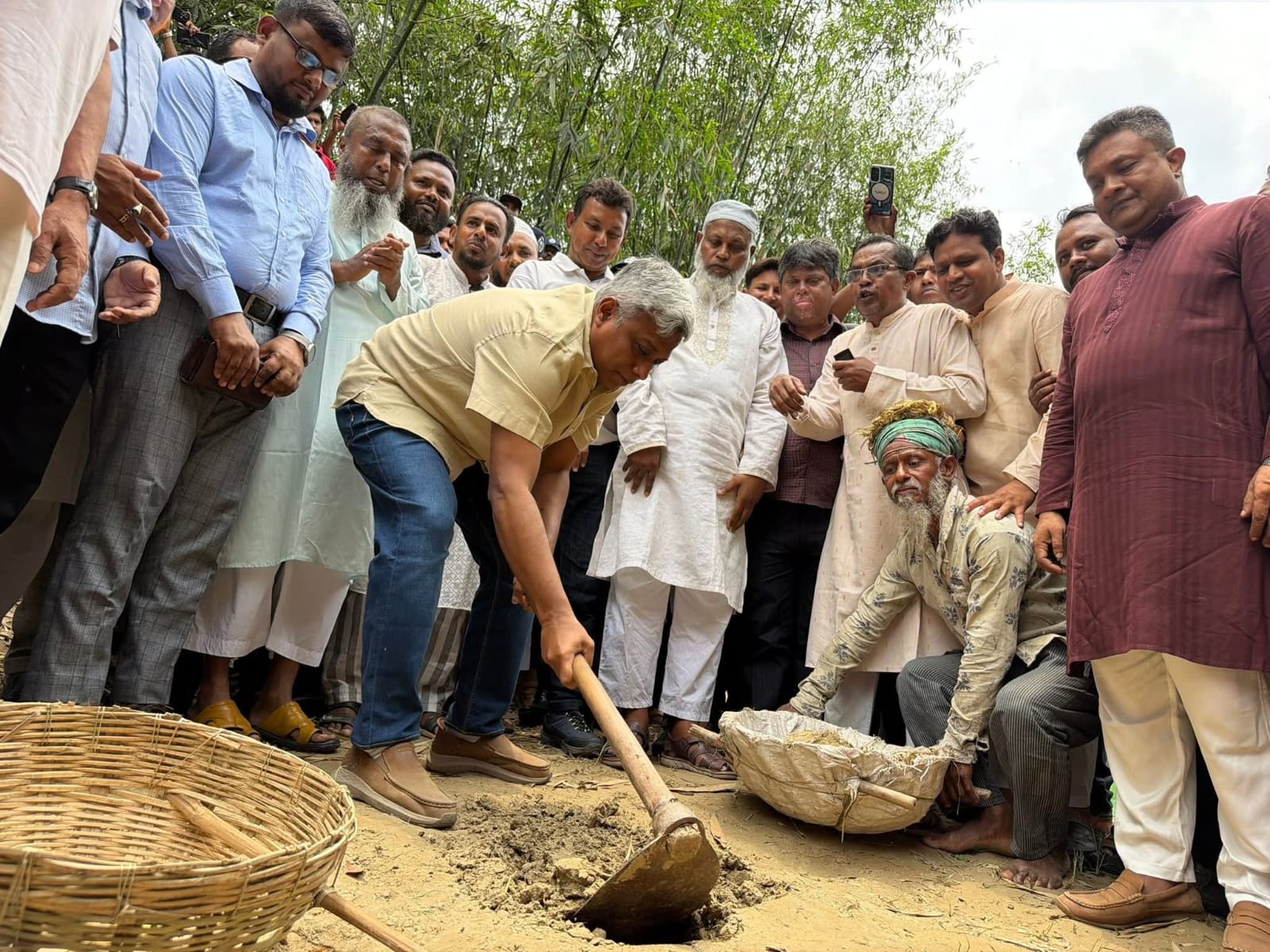 যশোরে ১৭ গ্রামের আশীর্বাদ ‘সিরিজ খাল’ পুনঃখনন কাজের উদ্বোধন