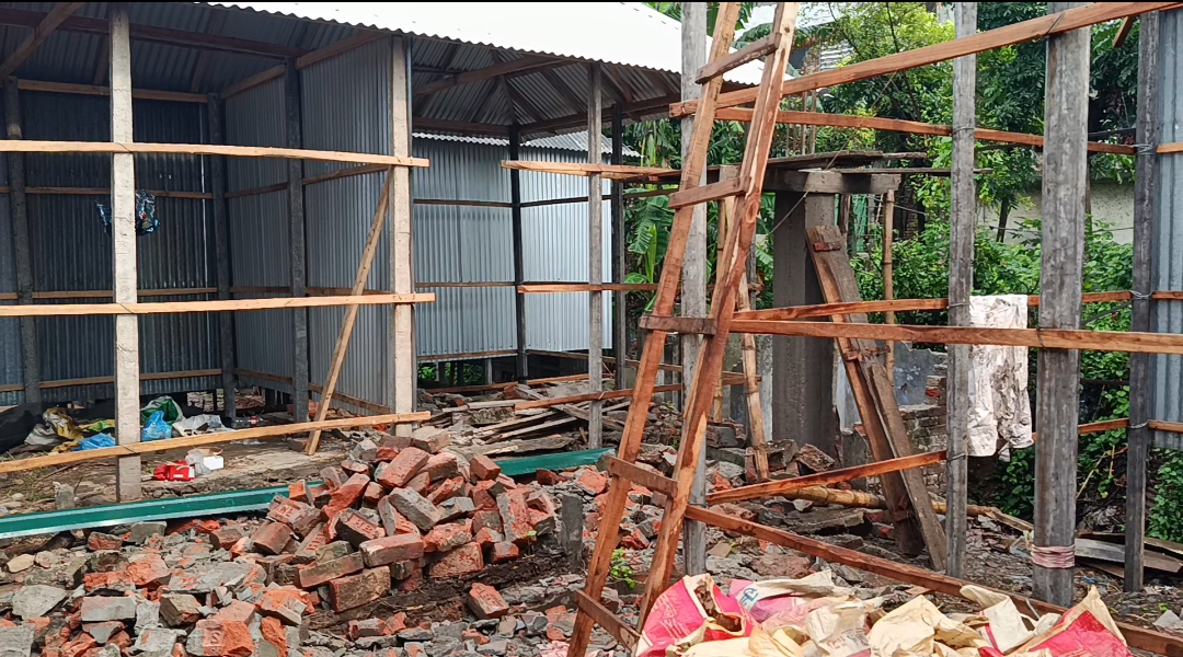 কালিয়াকৈরে রেলওয়ে জমি দখল করে পুনরায় অবৈধভাবে ঘর নির্মাণের অভিযোগ