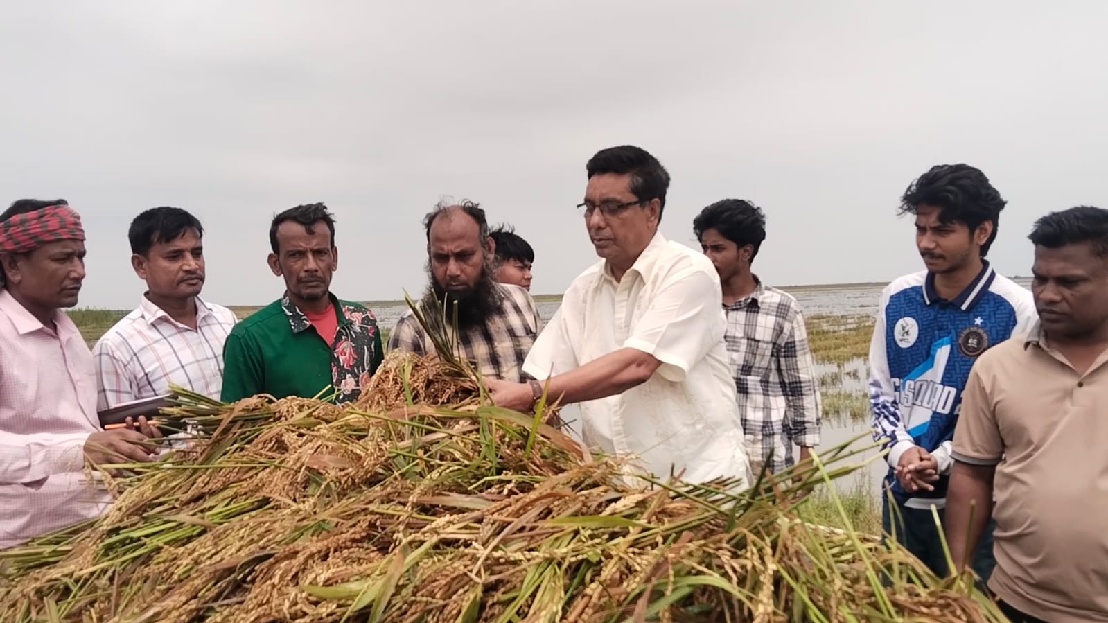 নিকলীতে অকাল বন্যায় বিপর্যস্ত কৃষক-ক্ষতিগ্রস্তদের পাশে বিএনপি নেতা আতিকুল ইসলাম তালুকদার
