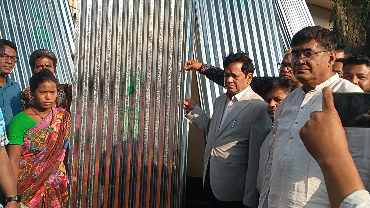 বালিয়াডাঙ্গীতে দুর্যোগে ক্ষতিগ্রস্ত ৫২ পরিবার পেল টিন ও নগদ সহায়তা