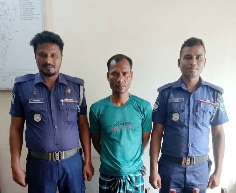 রৌমারীতে বিশেষ অভিযানে ১৭ বোতল ভারতীয় মদসহ মাদক ব্যবসায়ী আটক