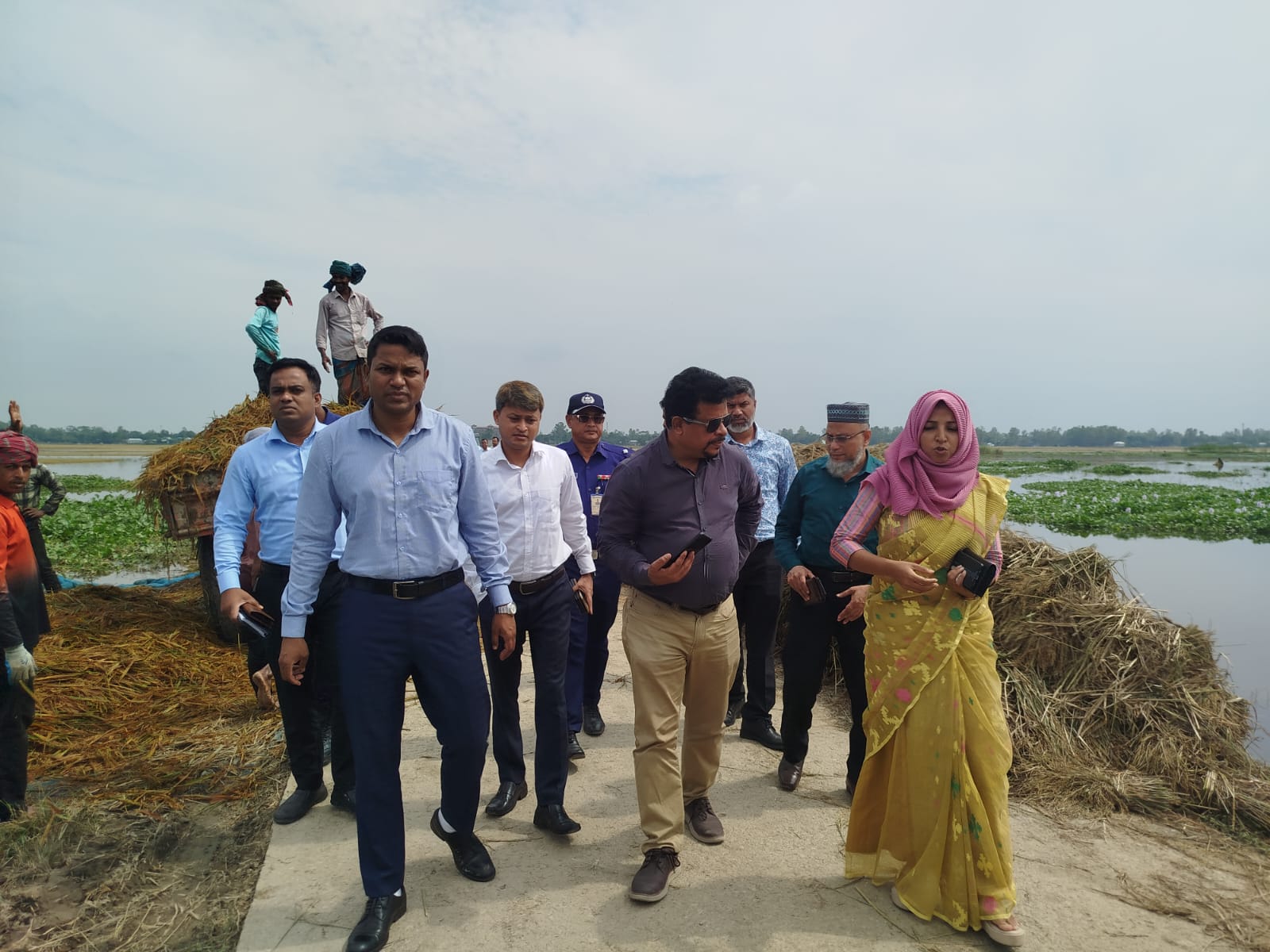 অষ্টগ্রাম হাওরে দুর্যোগ ও ত্রাণ মন্ত্রণালয়ের সচিব সাইদুর রহমানের পরিদর্শন