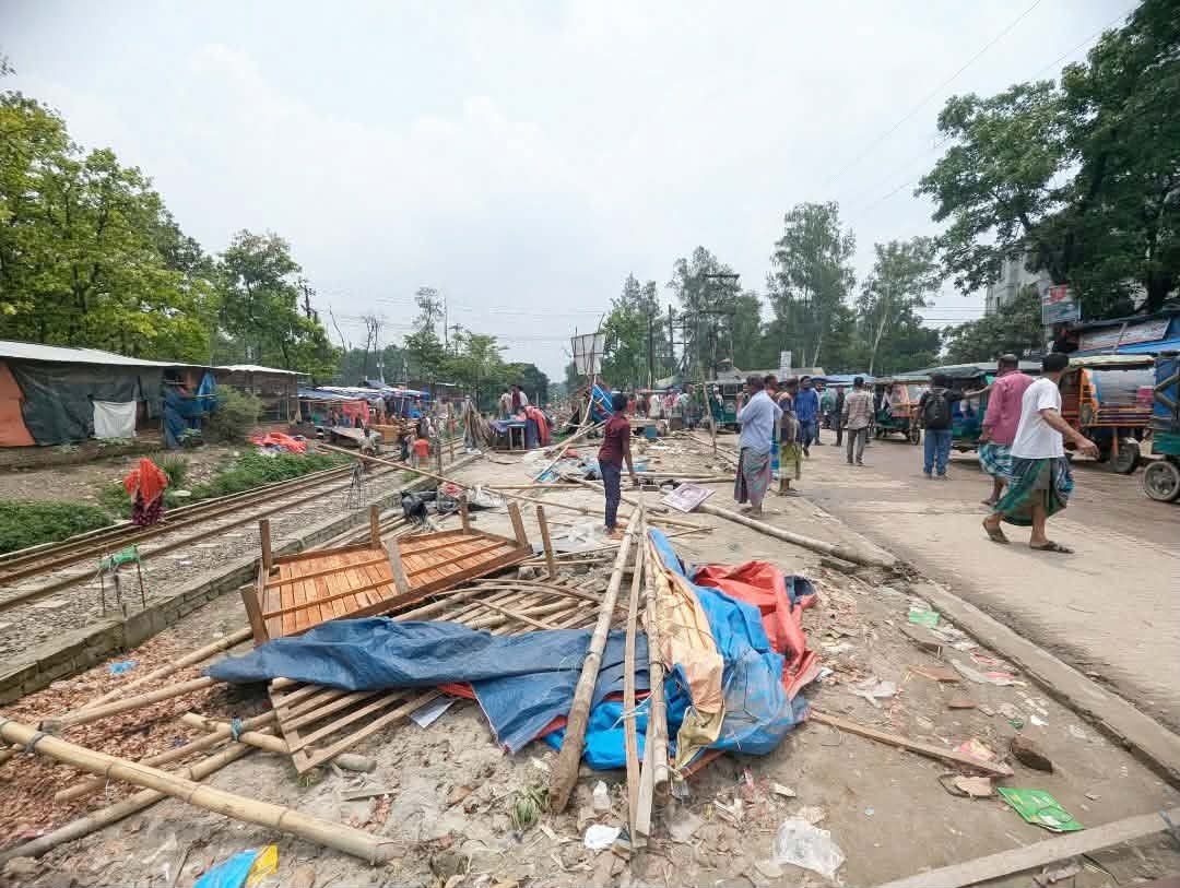 কালিয়াকৈরে রেলওয়ে জমি অবৈধভাবে দখল করে গড়ে তোলা শতাধিক দোকানপাট ও স্থাপনা উচ্ছেদ